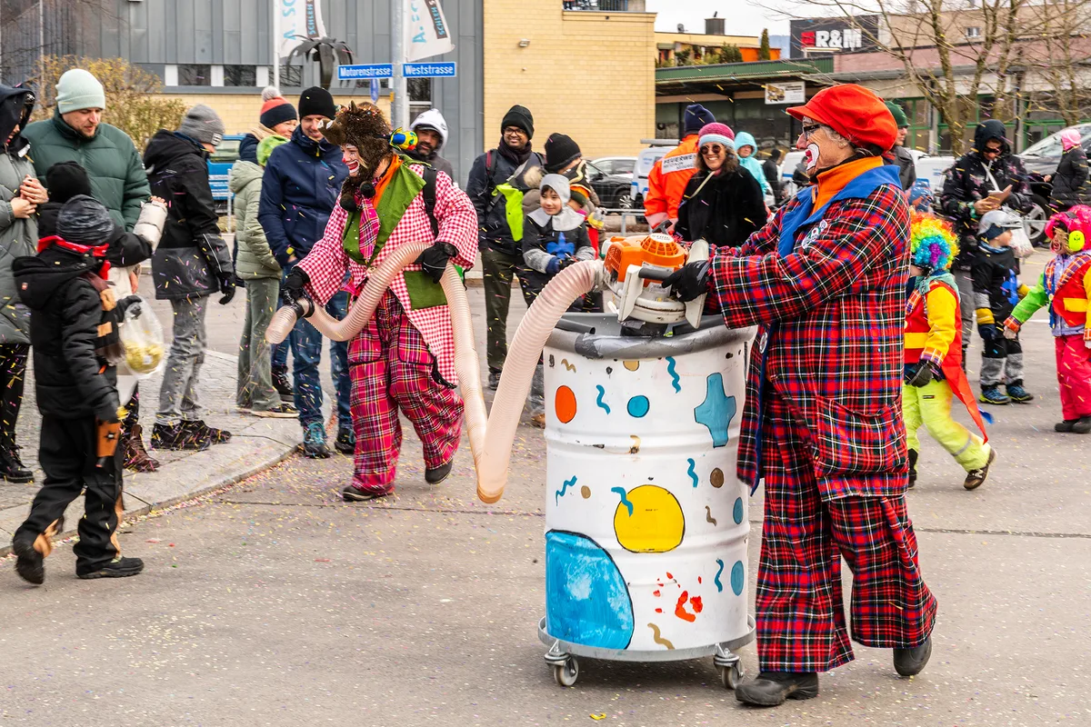 Diese Clowns haben den eigentliche Sinn eines Laubbläsers richtig erkannt. Der Fasnachtsumzug in Robenhausen war laut, bunt und sehenswert.